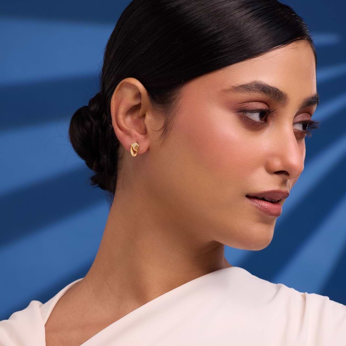 Cutout Beam Gold Stud Earrings