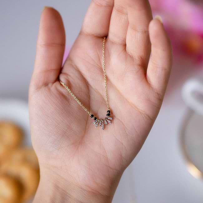 Short mangalsutra with diamond pendant top