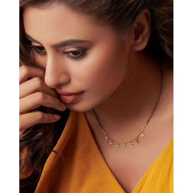 Gold mangalsutra caratlane hotsell