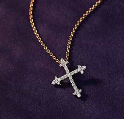 Cruz Diamond Cross Pendant